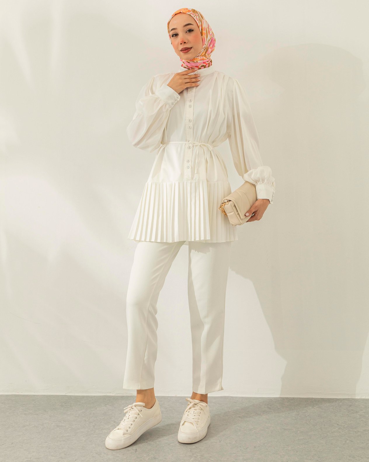 Pilise Detaylı Beyaz Saten Tunik