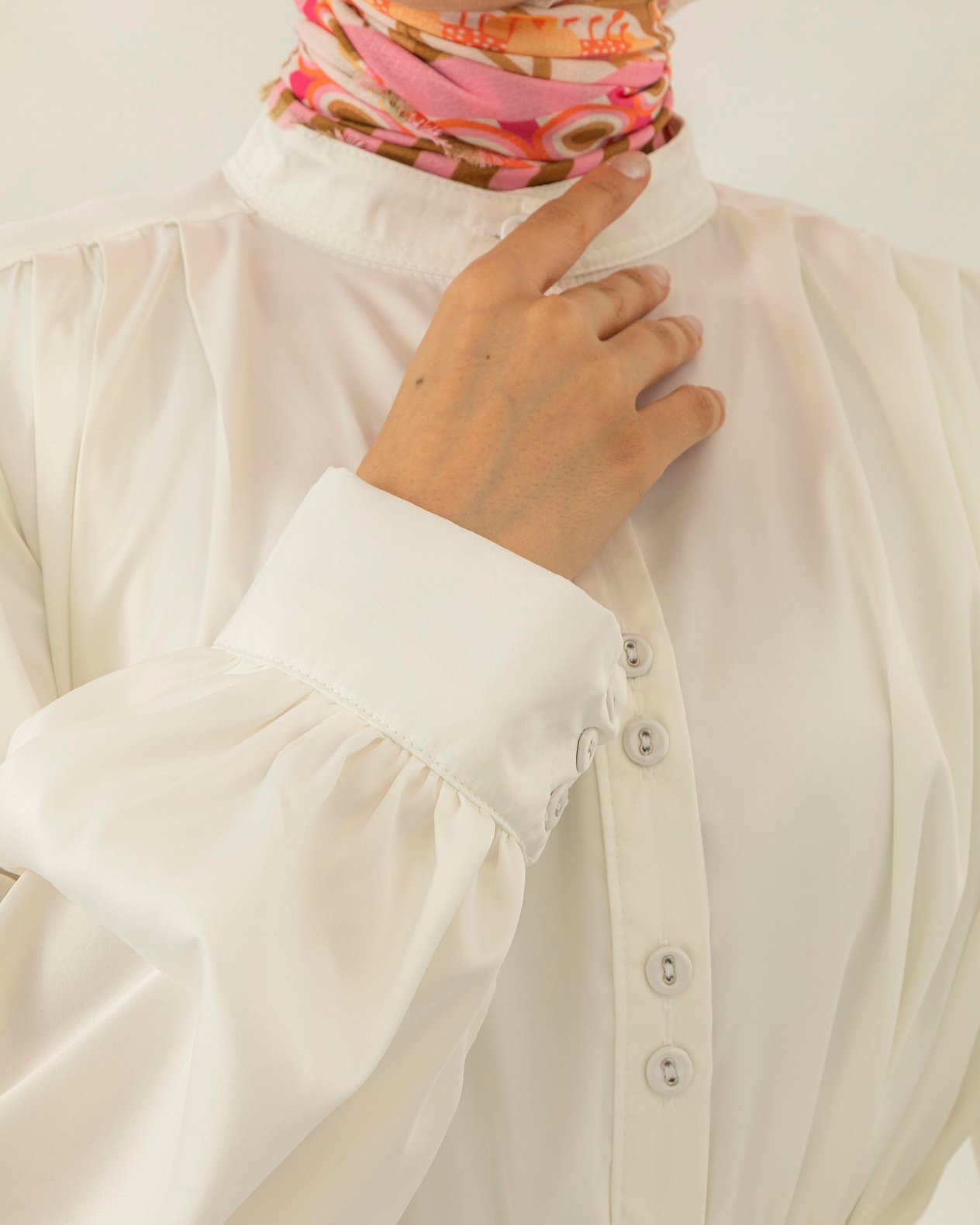 Pilise Detaylı Beyaz Saten Tunik