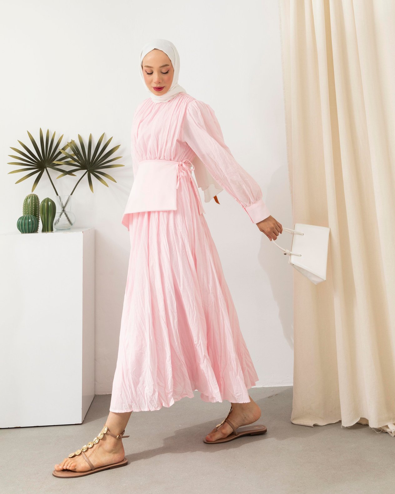 Seyyar Kuşaklı Pembe Kraş Elbise