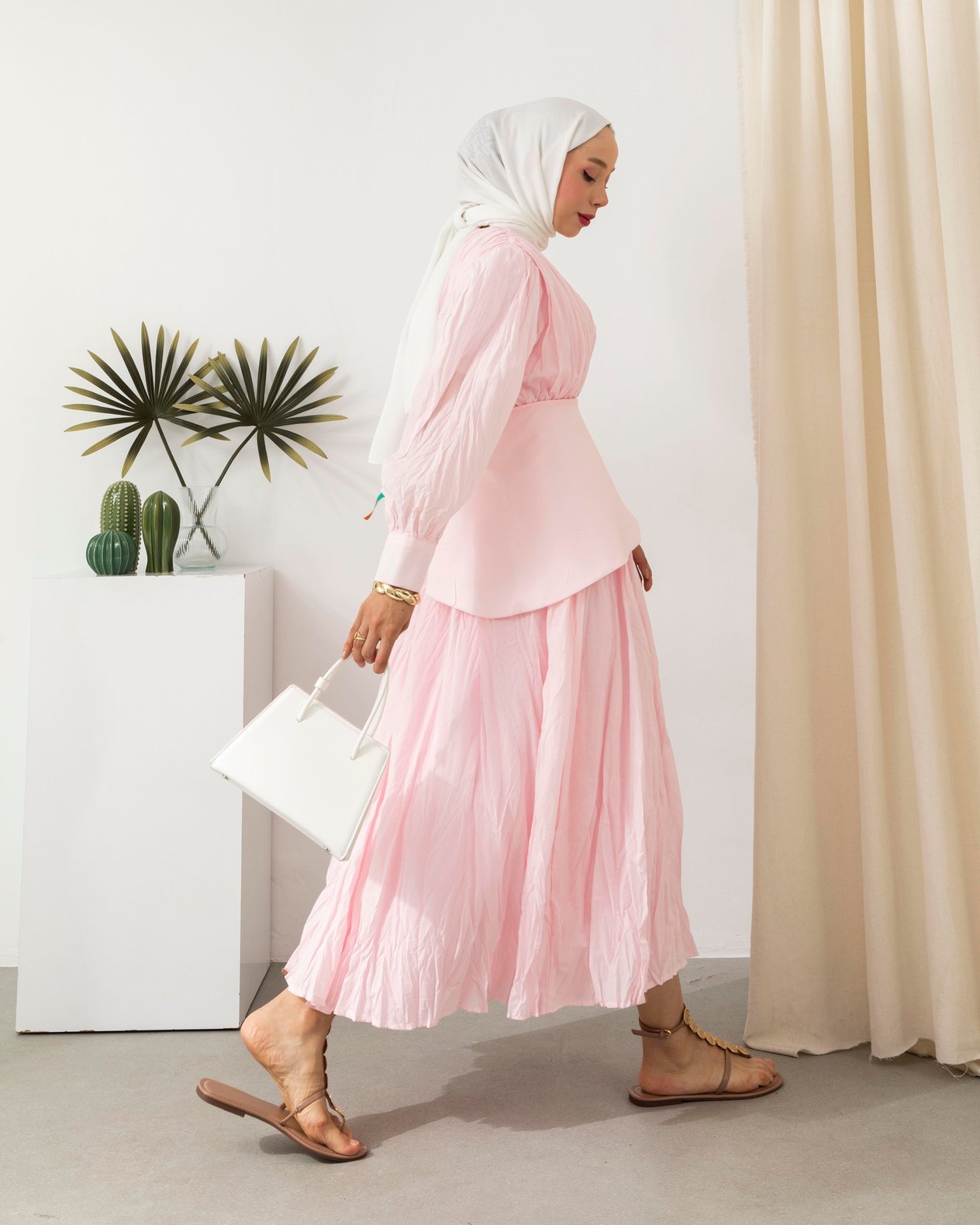 Seyyar Kuşaklı Pembe Kraş Elbise