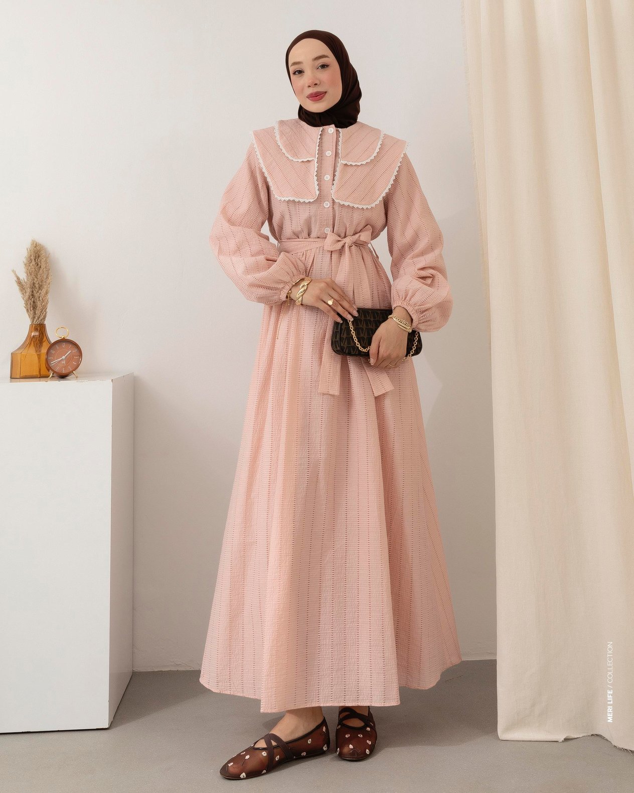Yaka Detaylı Pembe Elbise