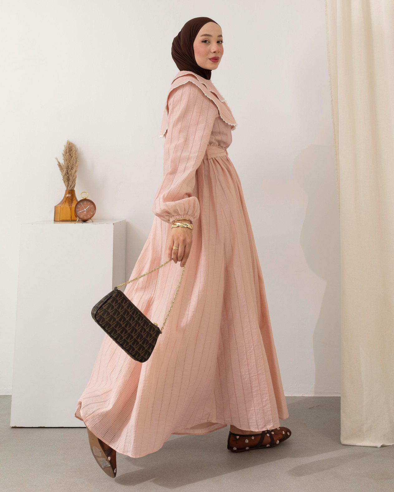 Yaka Detaylı Pembe Elbise