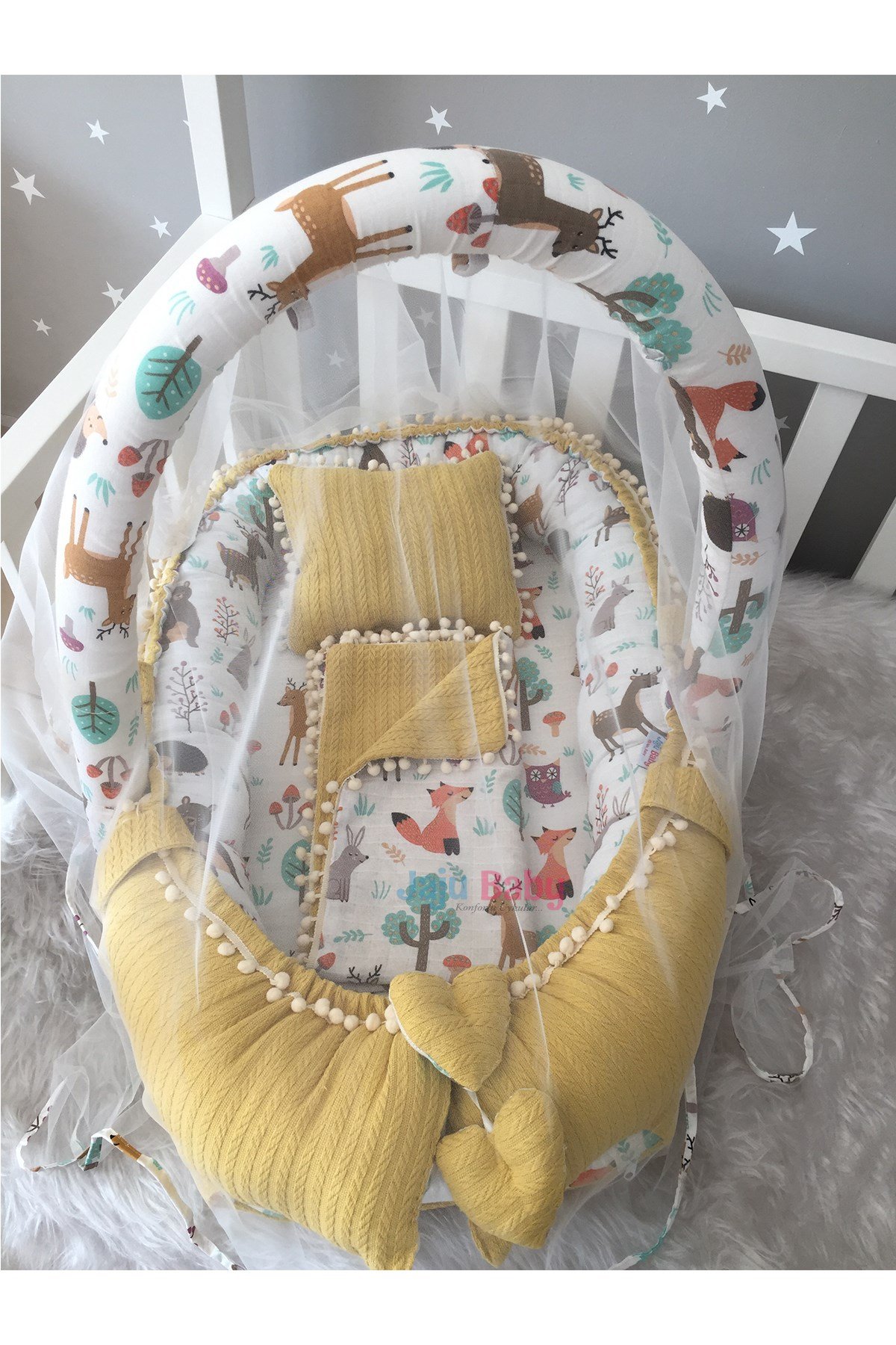 Jaju Baby Sarı Örgü Pike Kumaş ve Orman Müslin Kumaş Ponponlu Babynest ve Yorgan Oyuncak Aparat ve Tül Set
