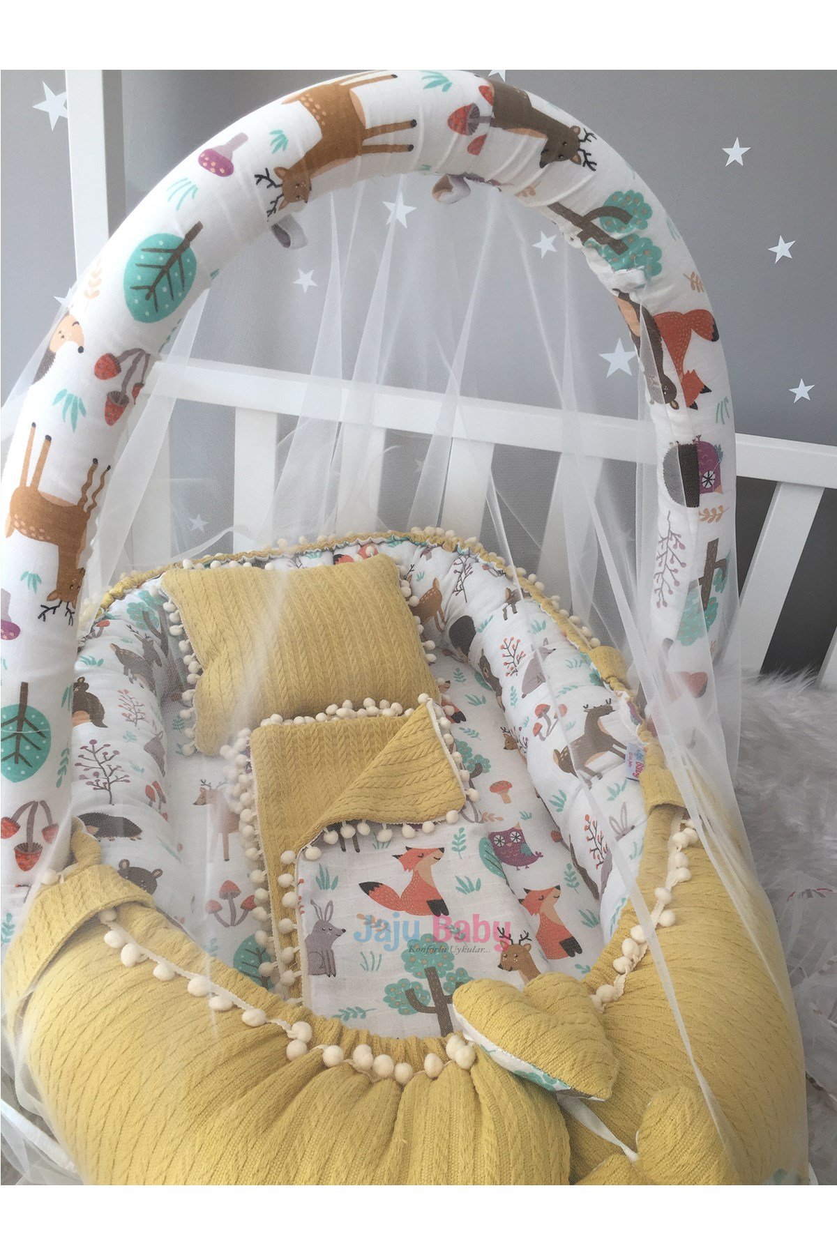 Jaju Baby Sarı Örgü Pike Kumaş ve Orman Müslin Kumaş Ponponlu Babynest ve Yorgan Oyuncak Aparat ve Tül Set