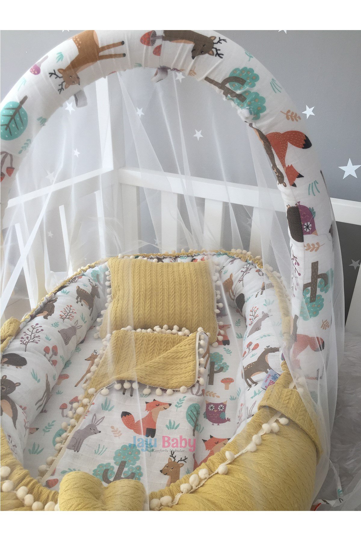 Jaju Baby Sarı Örgü Pike Kumaş ve Orman Müslin Kumaş Ponponlu Babynest ve Yorgan Oyuncak Aparat ve Tül Set