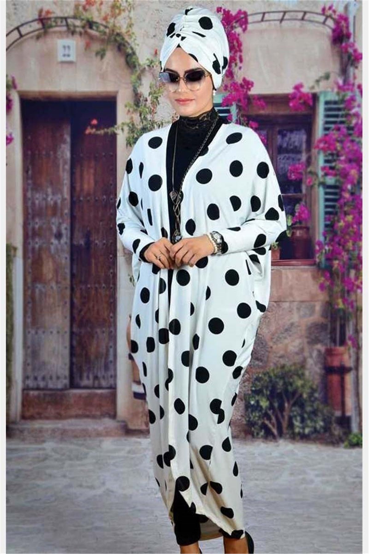 Siyah Puanlı Beyaz Abaya Bone Takım Kombin