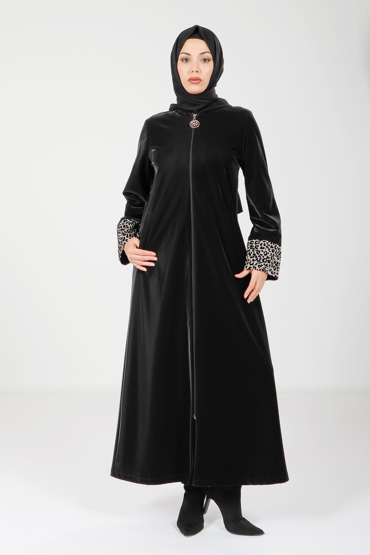 Beyza-Beyza Kolları Leopar Detaylı Kapüşonlu Siyah Tesettür Ferace 9050