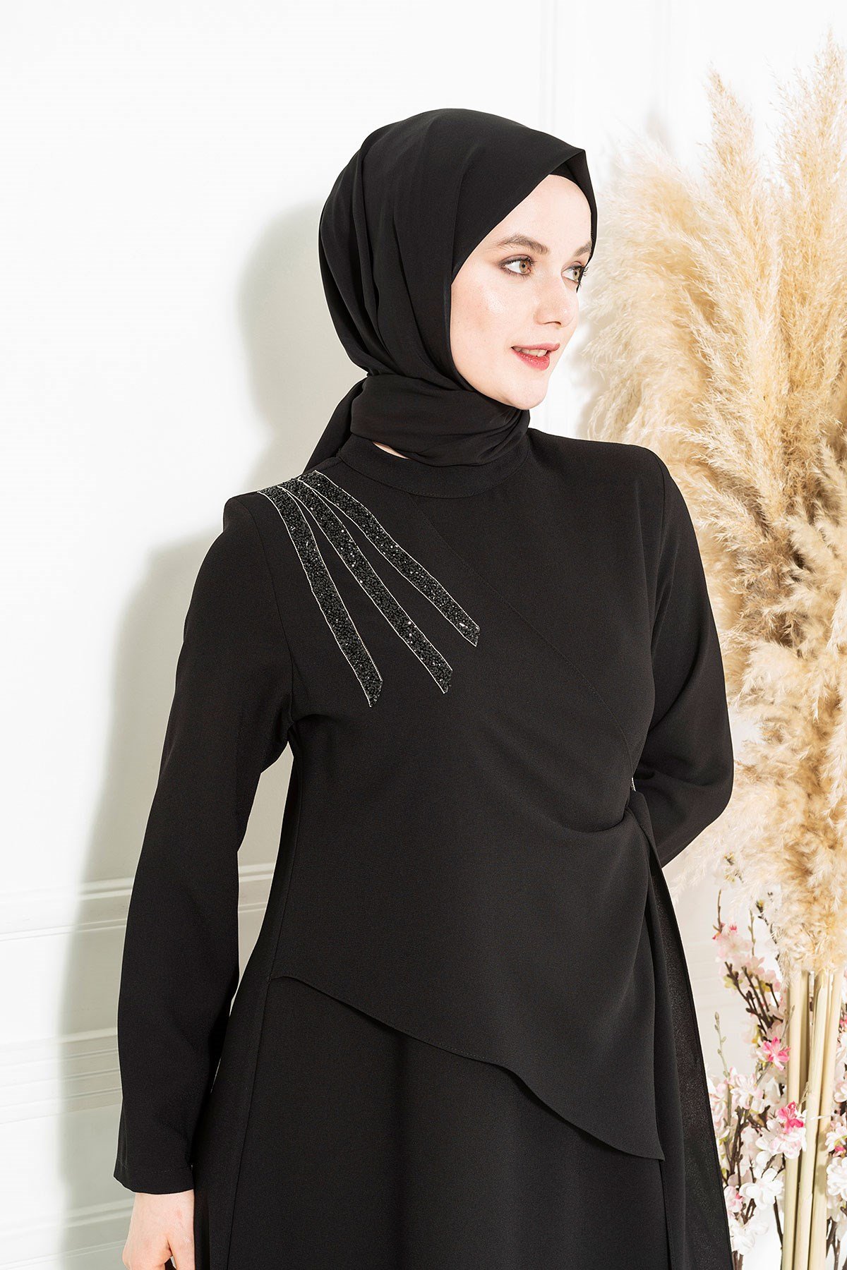 Beyza-SONAY TAŞLI ELBİSE SİYAH KUM KREP