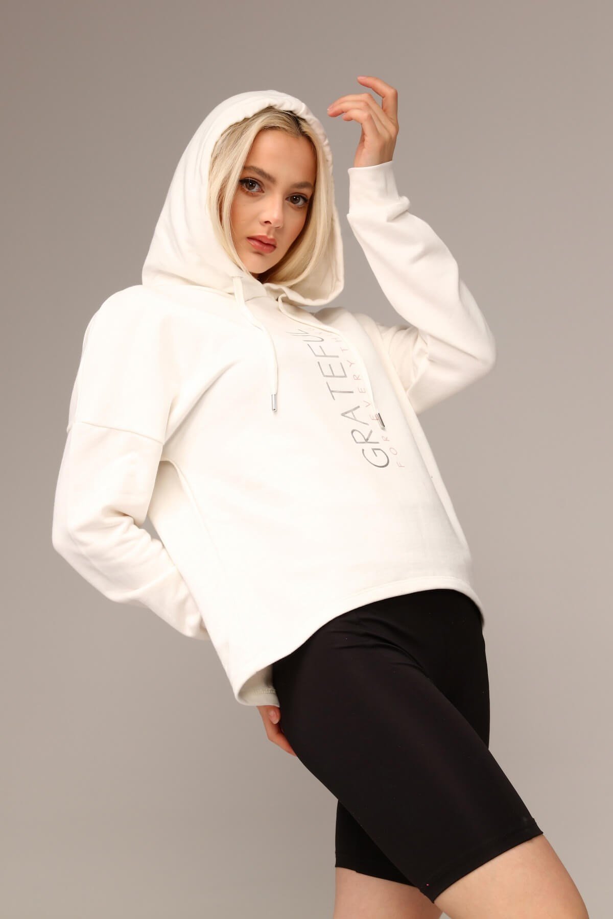 Beyaz Kapşonlu Önü Baskılı Sweatshirt 