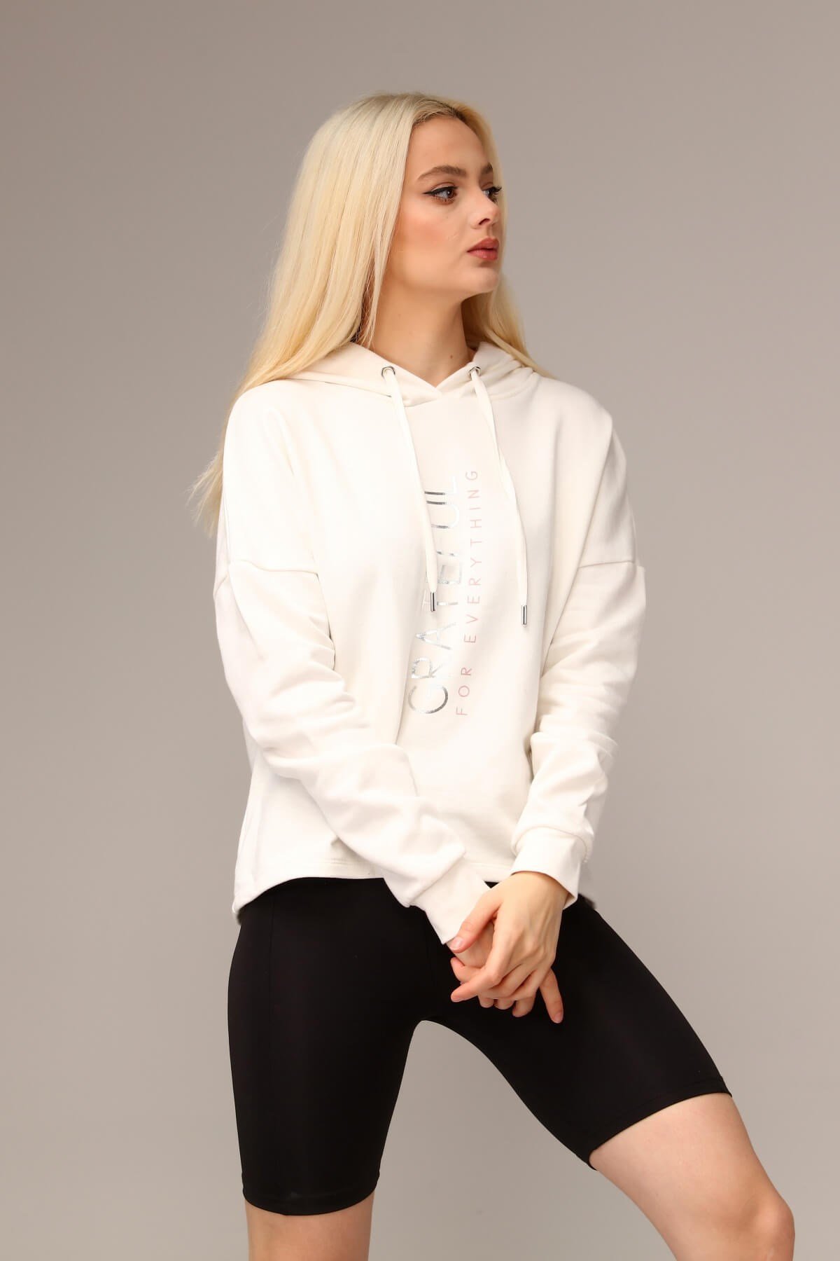 Beyaz Kapşonlu Önü Baskılı Sweatshirt 