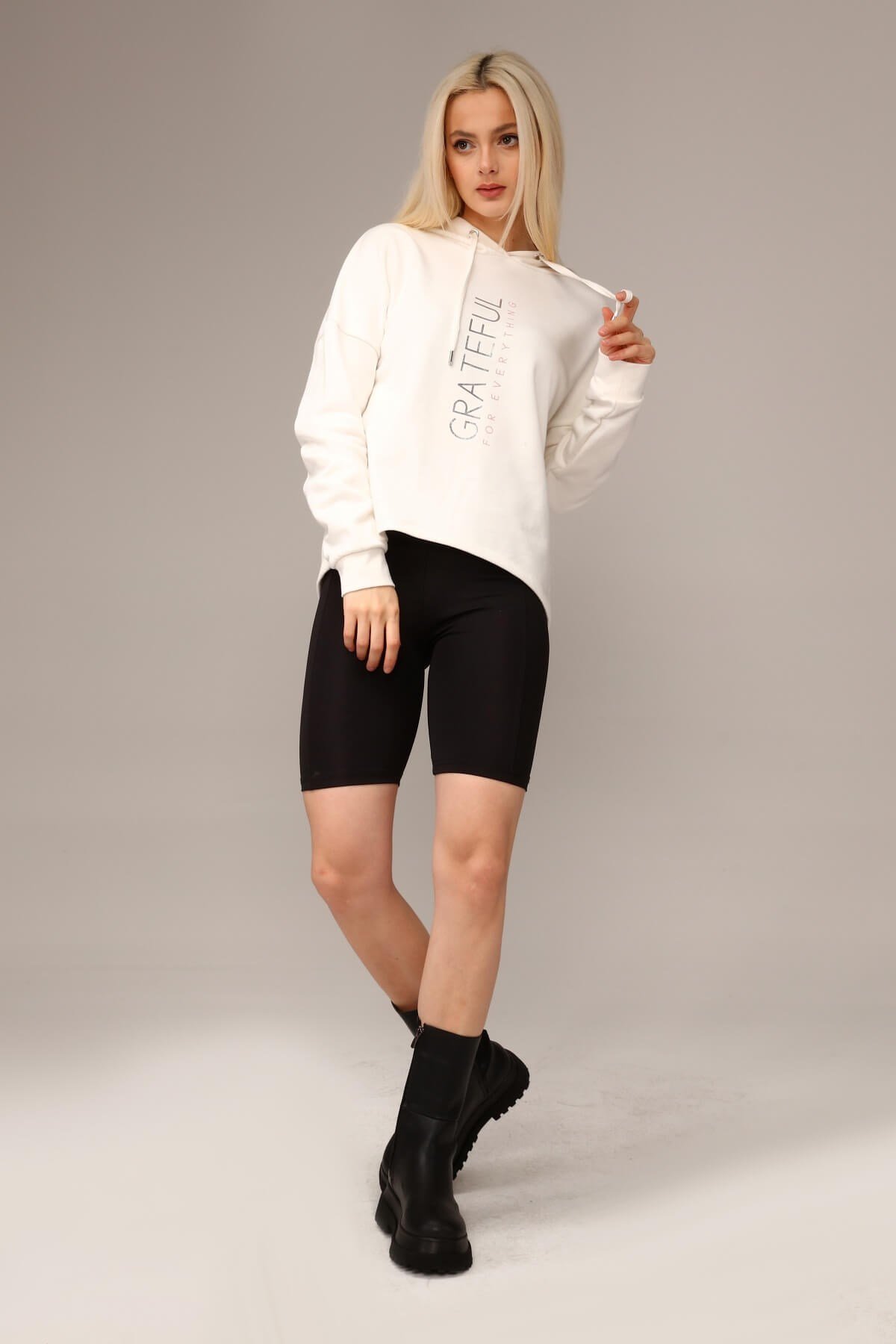 Beyaz Kapşonlu Önü Baskılı Sweatshirt 