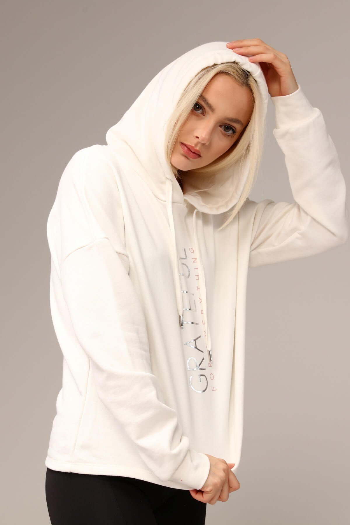 Beyaz Kapşonlu Önü Baskılı Sweatshirt 
