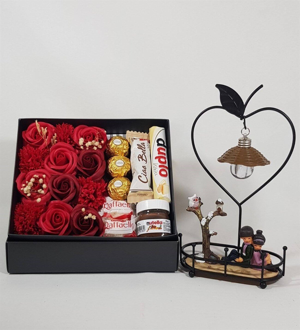 Sevgiliye Hediye Gül Kutusunda Ferrero Estrella Çikolata Işıklı Aşıklar Parkı Seti HEDİYE