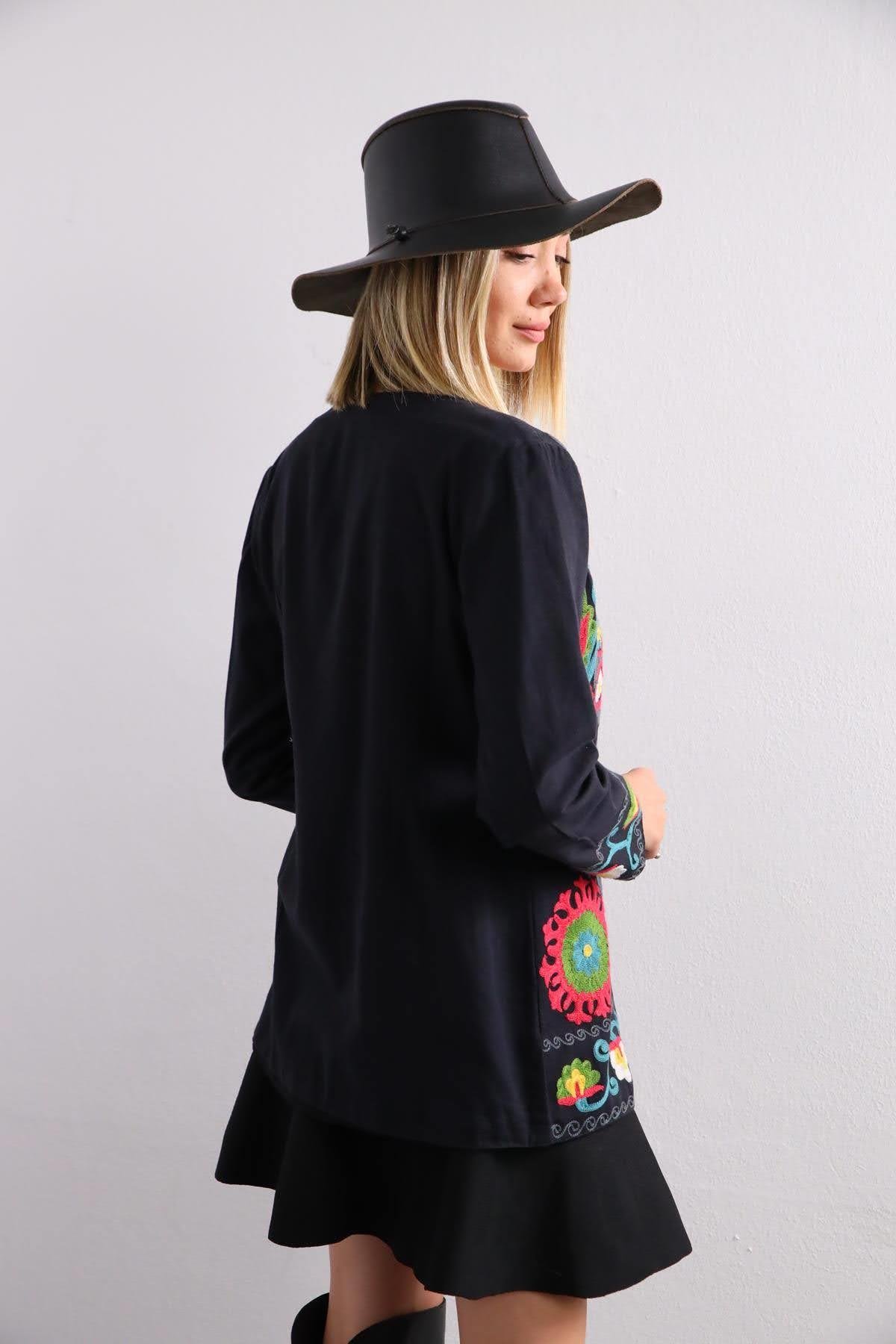 Siyah Çiçek İşlemeli Ayna Ponponlu Ceket - Şaman Butik Siyah Çiçek İşlemelii Ayna Ponponlu Ceket