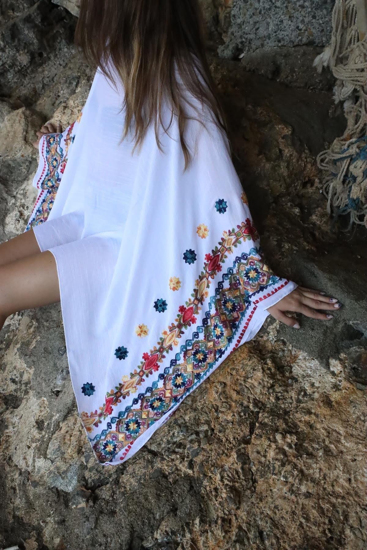  Beyaz Nakışlı Yarasa Kol Pareo