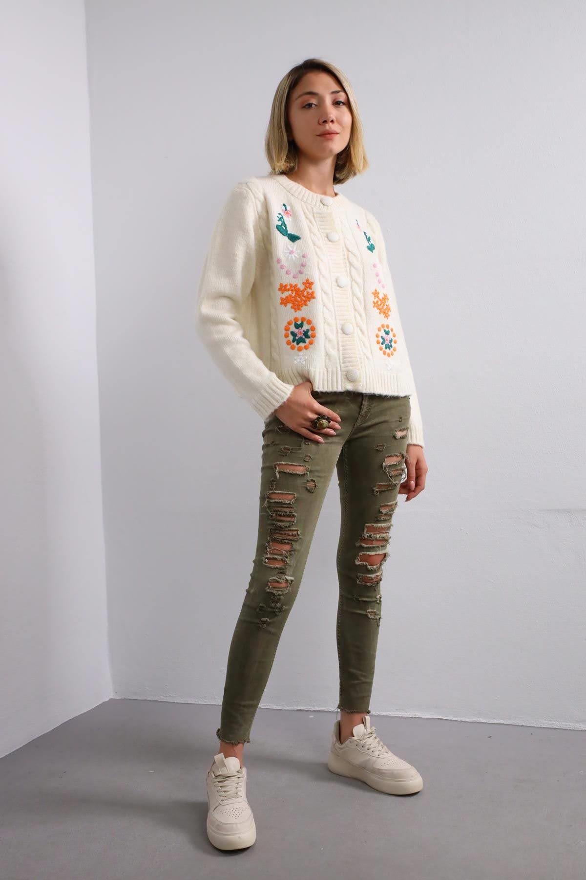 Krem Rengi Çiçek İşlemeli Hırka - Şaman Butik Krem Rengi Çiçek İşlemeli Hırka