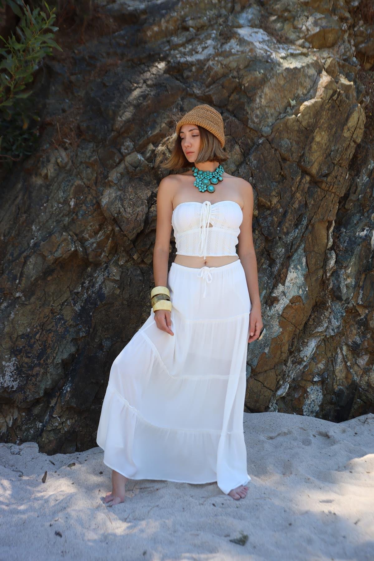  Beyaz Cut Out Detaylı Ajurlu Straplez Bluz