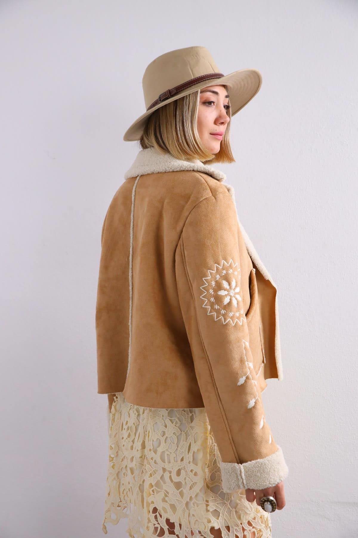  Camel Rengi Çiçek İşlemeli Kısa Nubuk Ceket