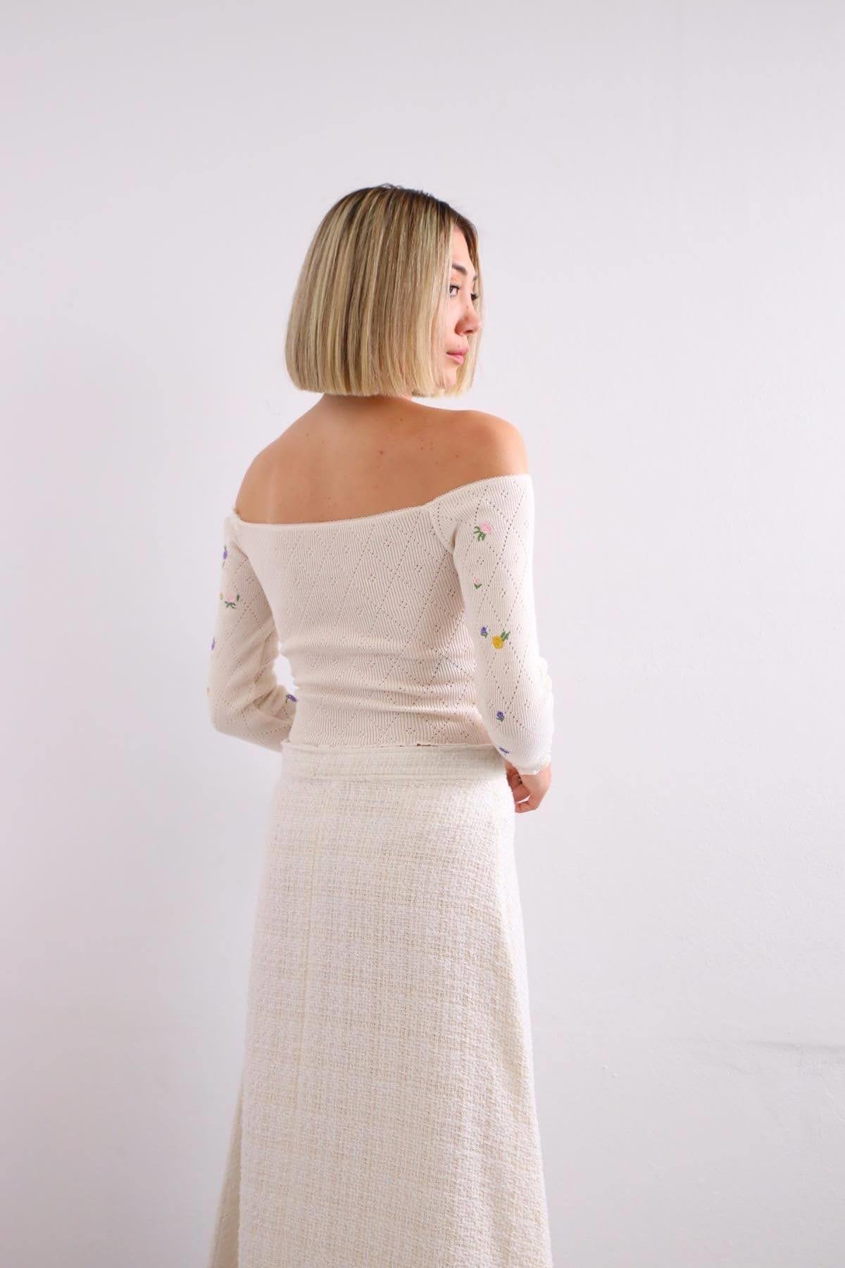 Krem Rengi Çiçek İşlemeli Ajurlu Crop Triko - Şaman Butik Krem Rengi Çiçek İşlemeli Ajurlu Crop Triko