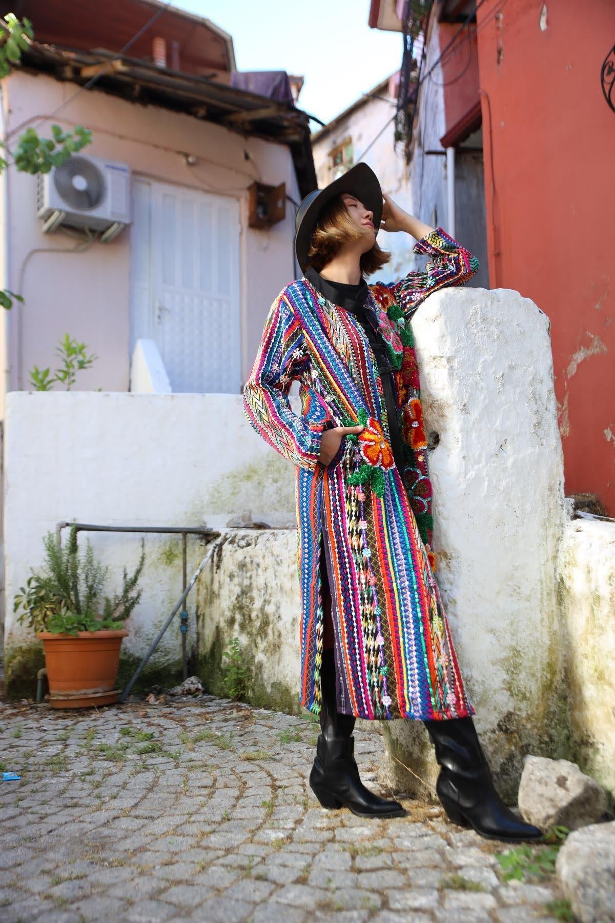 Renkli Pul ve Çiçek İşlemeli Tasarım Dokuma Kaftan - Şaman Butil Renkli Pul ve Çiçek İşlemeli Tasarım Dokuma Kaftan