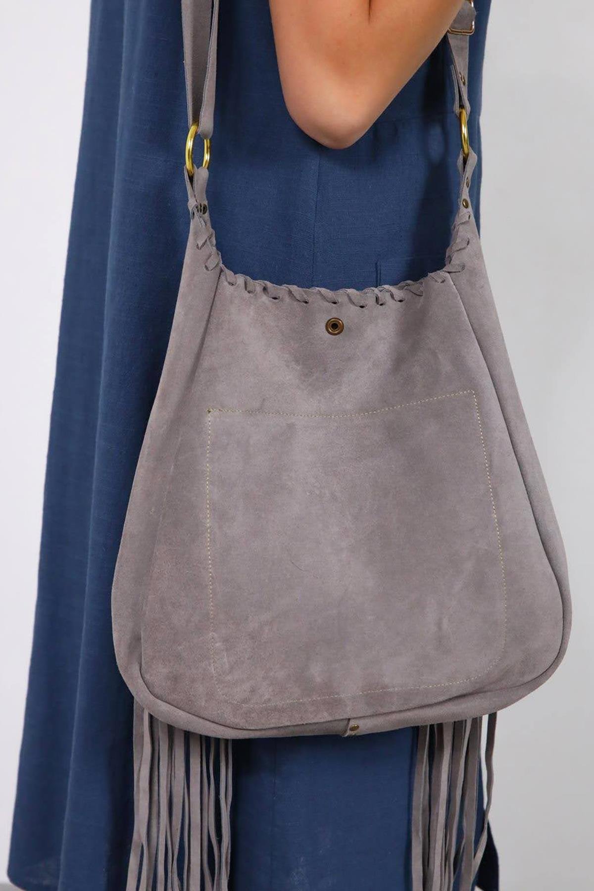 Füme Rengi Doğal Taş Detaylı Püsküllü Süet Çanta - Şaman Butik Füme Rengi Doğal Taş Detaylı Püsküllü Süet Çanta