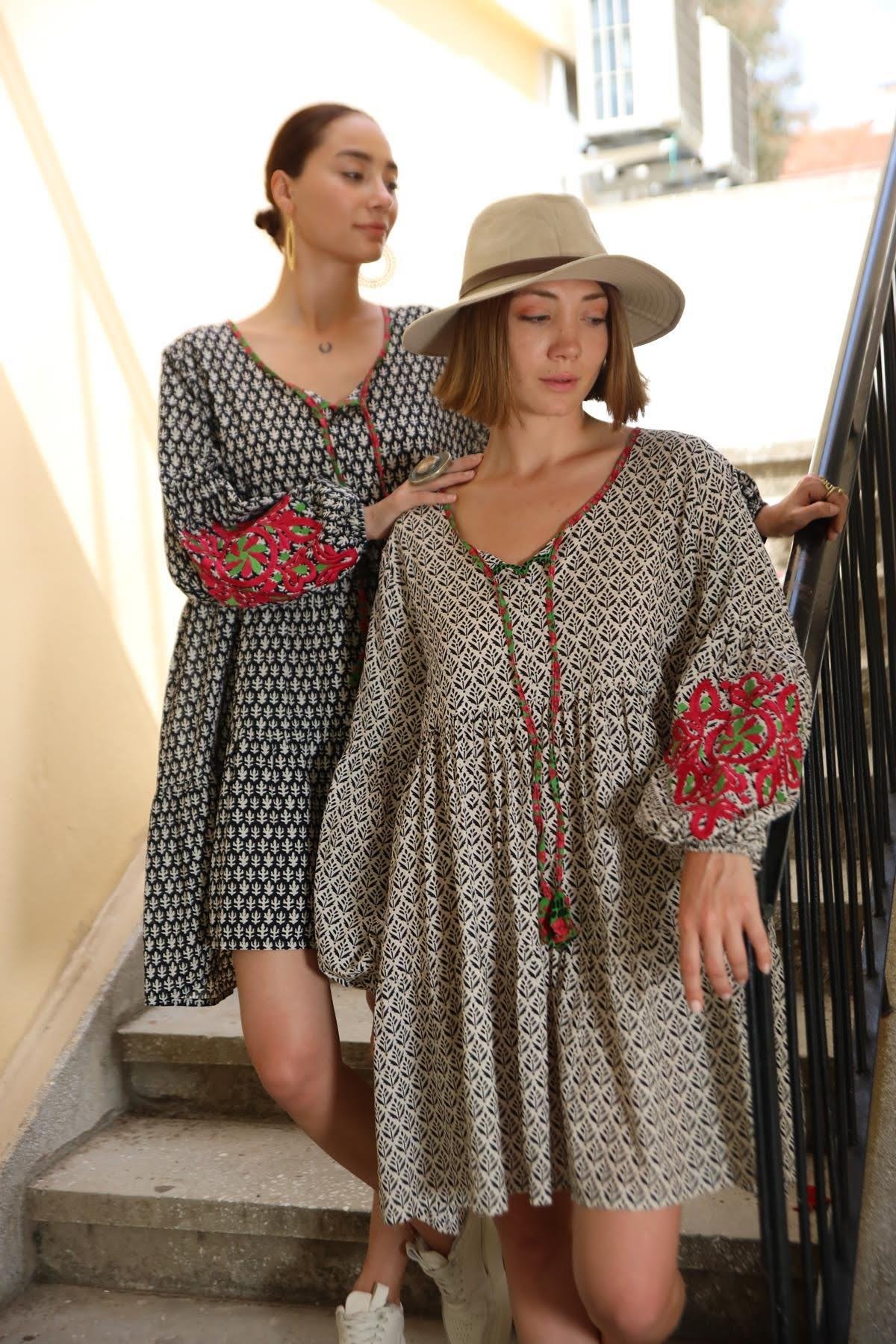 Ekru Desenli Kolları Nakışlı Kısa Elbise - Şaman Butik Ekru Desenli Kolları Nakışlı Kısa Elbise