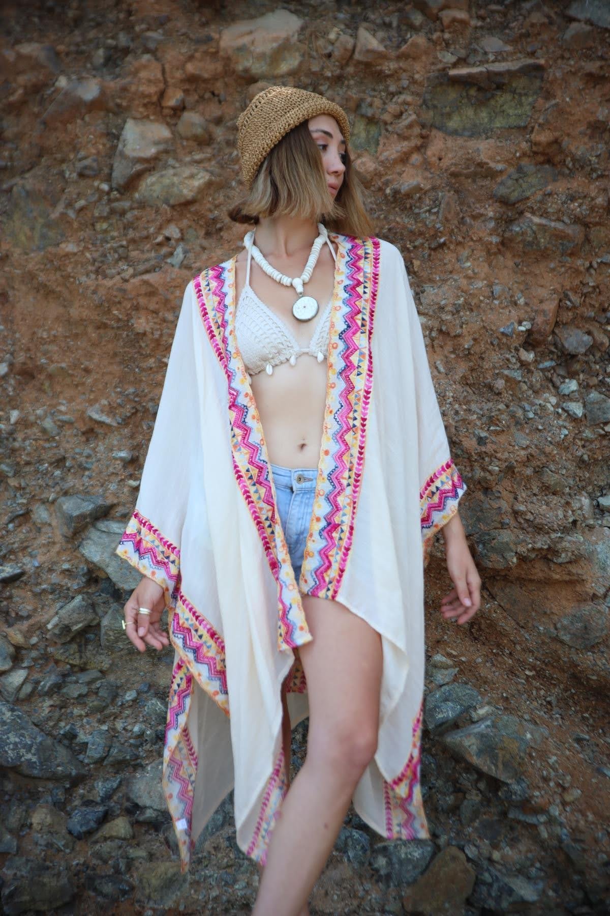 Krem Rengi Yarasa Kol Nakışlı Kimono