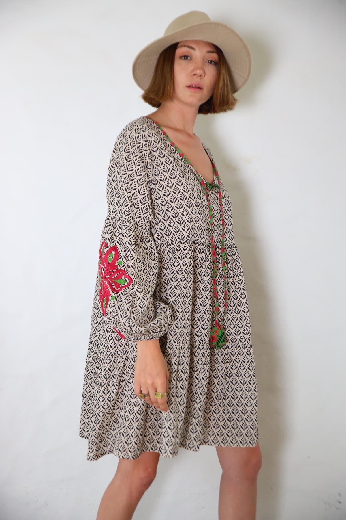 Ekru Desenli Kolları Nakışlı Kısa Elbise - Şaman Butik Ekru Desenli Kolları Nakışlı Kısa Elbise