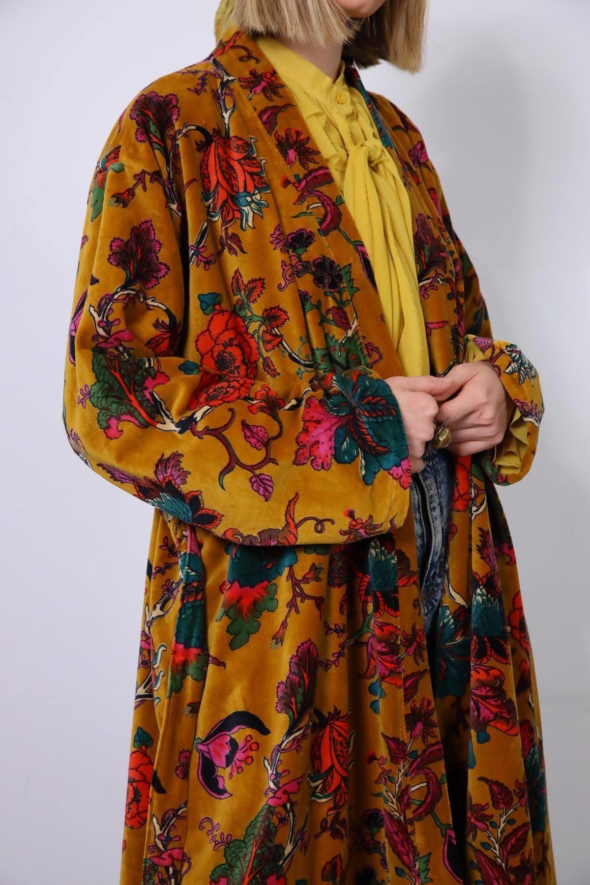  Hardal Rengi Otantik Desenli Kuşaklı Kadife Kaftan