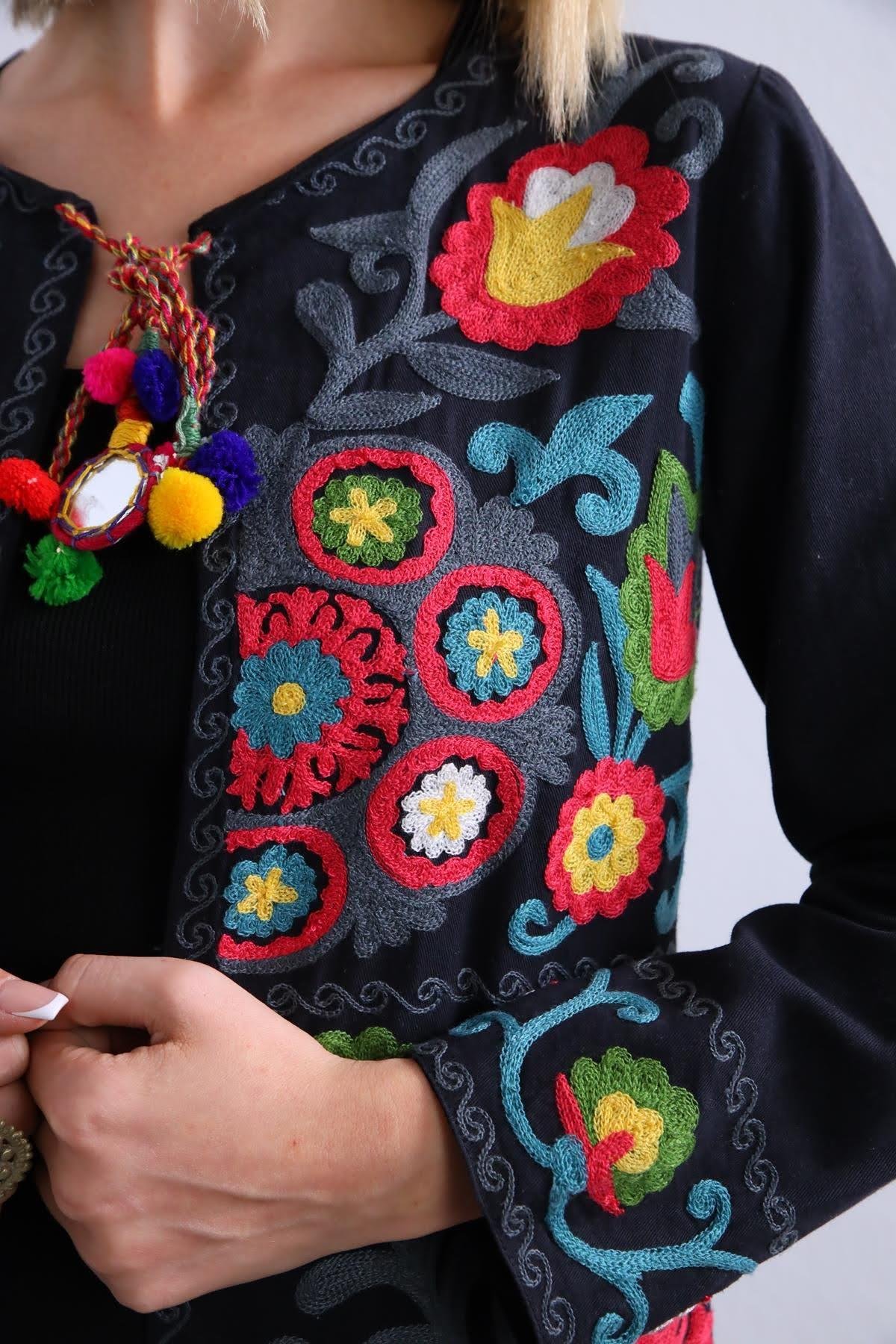 Siyah Çiçek İşlemeli Ayna Ponponlu Ceket - Şaman Butik Siyah Çiçek İşlemelii Ayna Ponponlu Ceket