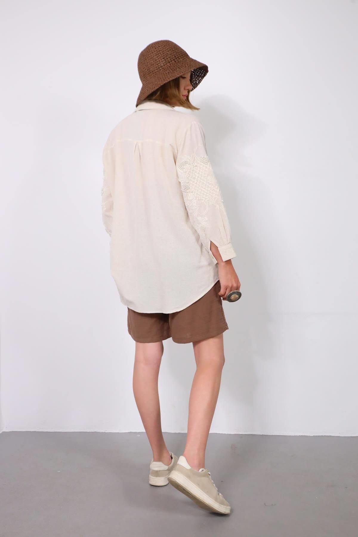 Krem Rengi Nakışlı İnci İşlemeli Oversize Gömlek - Şaman Butik Krem Rengi Nakışlı İnci İşlemeli Oversize Gömlek