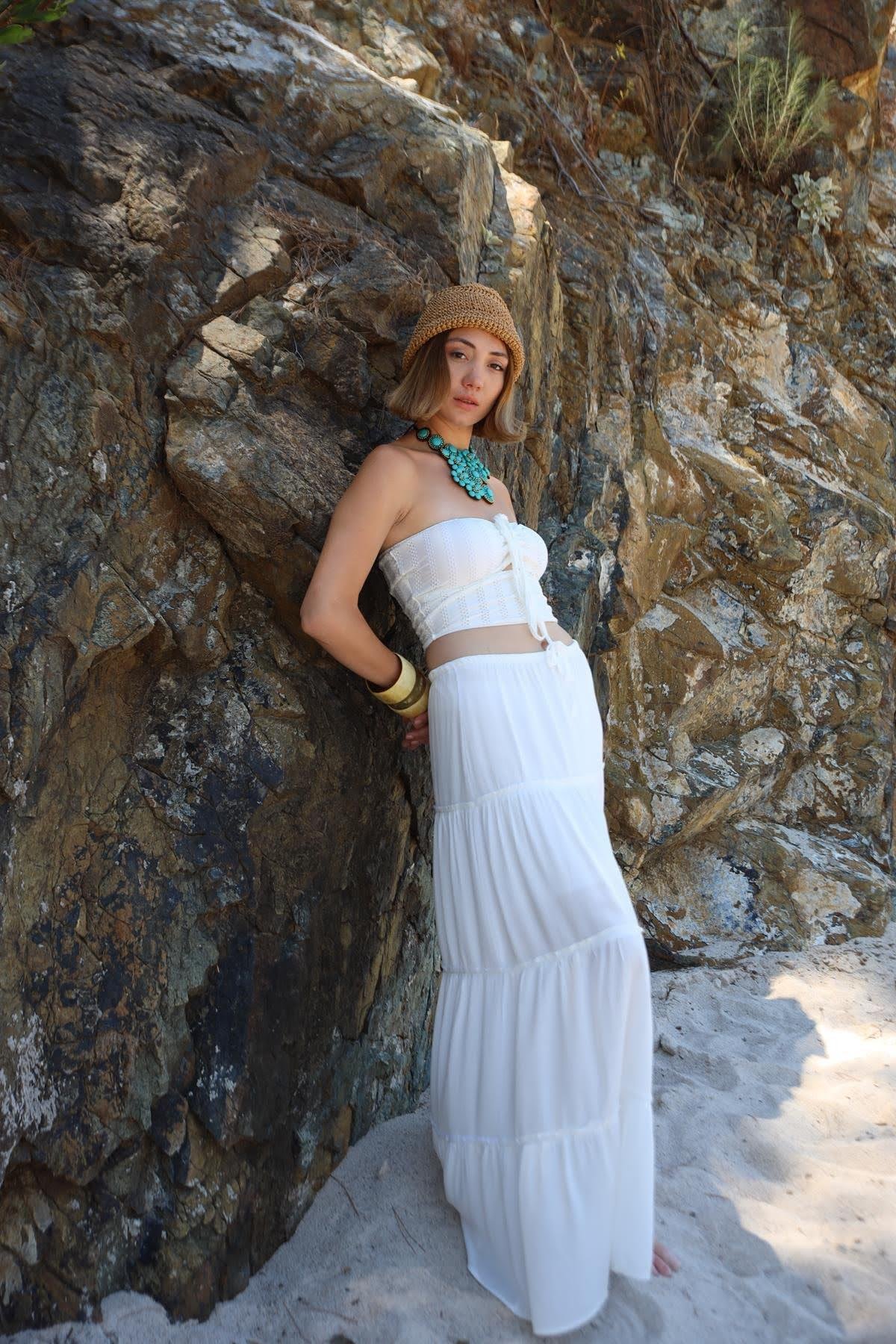  Beyaz Cut Out Detaylı Ajurlu Straplez Bluz