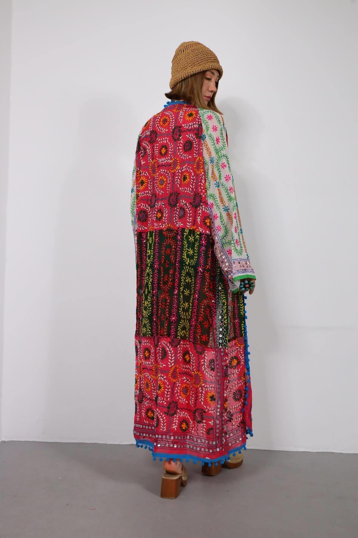  Renkli Pul İşlemeli Kenarları Ponponlu Bohem Kaftan