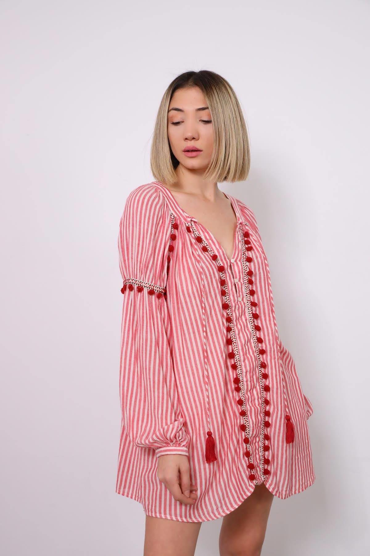 Pembe Çizgili Ponponlu Yarım Düğmeli Bluz - Şaman Butik - Bohem Giyim ve Aksesuar | Kadın & Erkek Pembe Çizgili Ponponlu Yarım Düğmeli Bluz