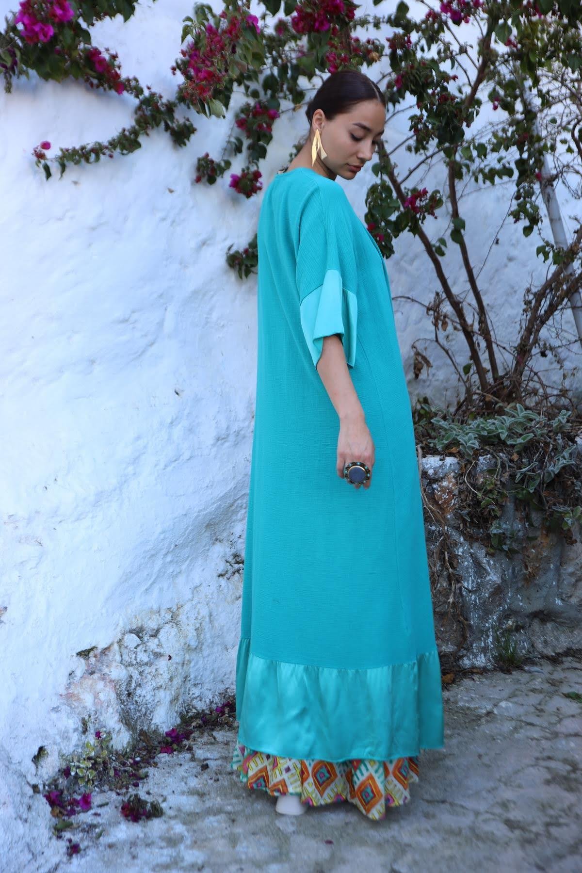  Turkuaz Kolları ve Eteği Saten Detaylı Kaftan
