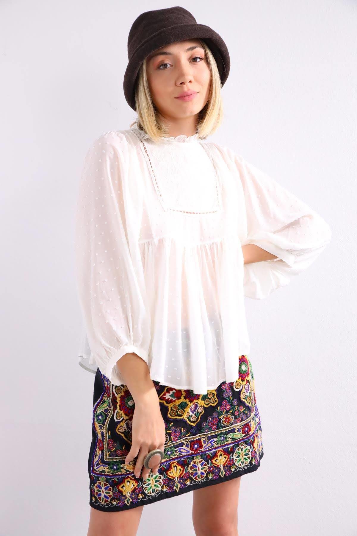 Beyaz İşlemeli Yakası Fırfırlı Bluz - Şaman Butik Beyaz İşlemeli Yakası Fırfırlı Bluz