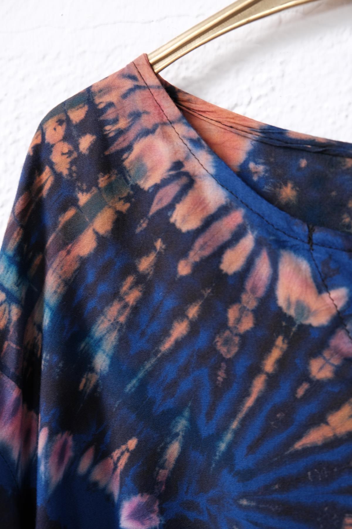 Renkli Yakası Kesik Batik Desenli Cepli Tunik - Şaman Butik Renkli Yakası Kesik Batik Desenli Cepli Tunik