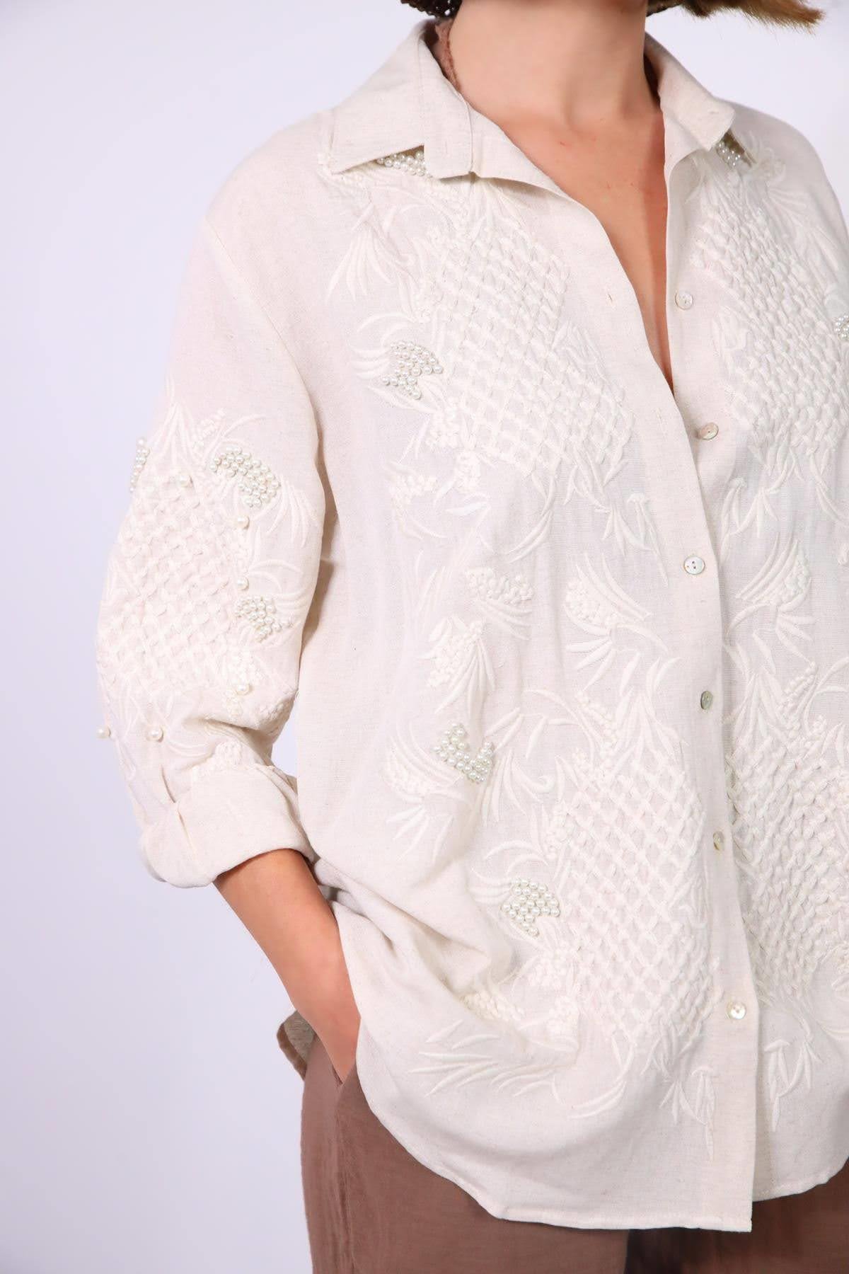 Krem Rengi Nakışlı İnci İşlemeli Oversize Gömlek - Şaman Butik Krem Rengi Nakışlı İnci İşlemeli Oversize Gömlek