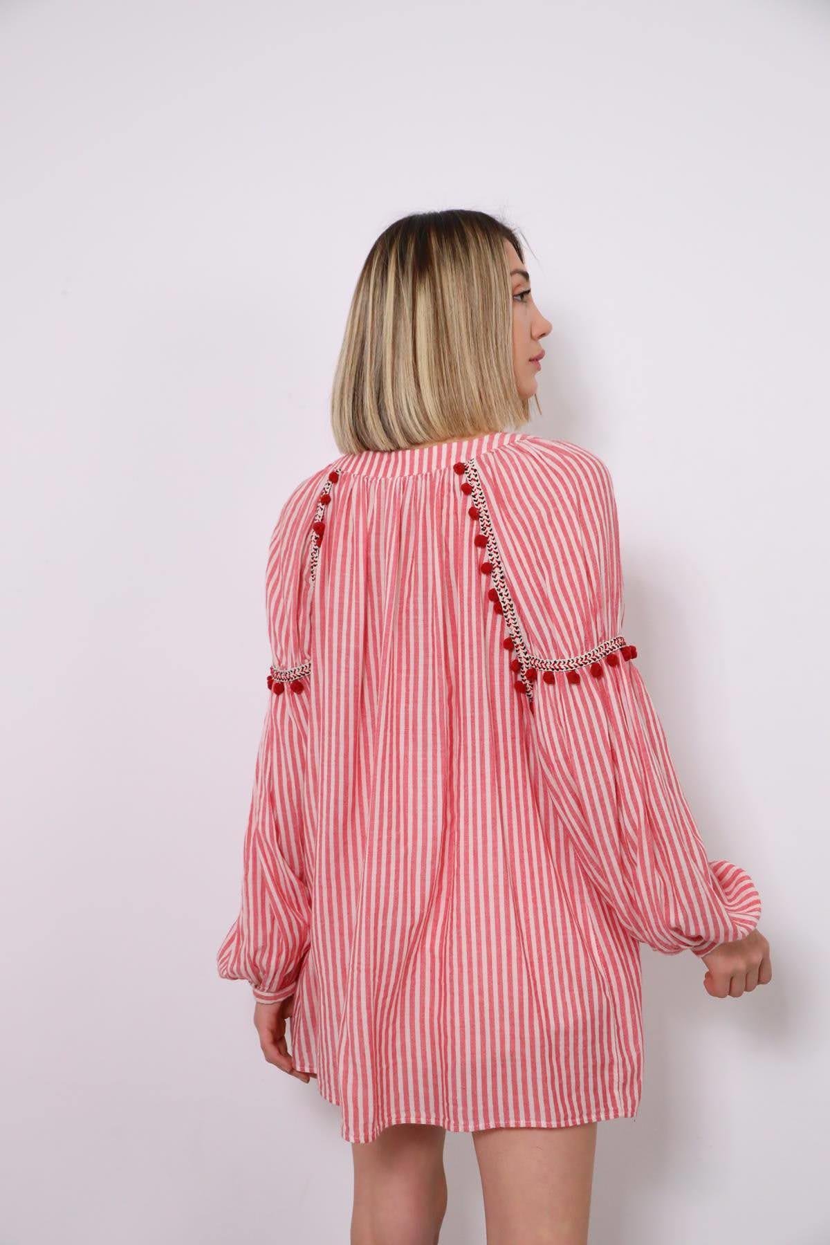 Pembe Çizgili Ponponlu Yarım Düğmeli Bluz - Şaman Butik - Bohem Giyim ve Aksesuar | Kadın & Erkek Pembe Çizgili Ponponlu Yarım Düğmeli Bluz