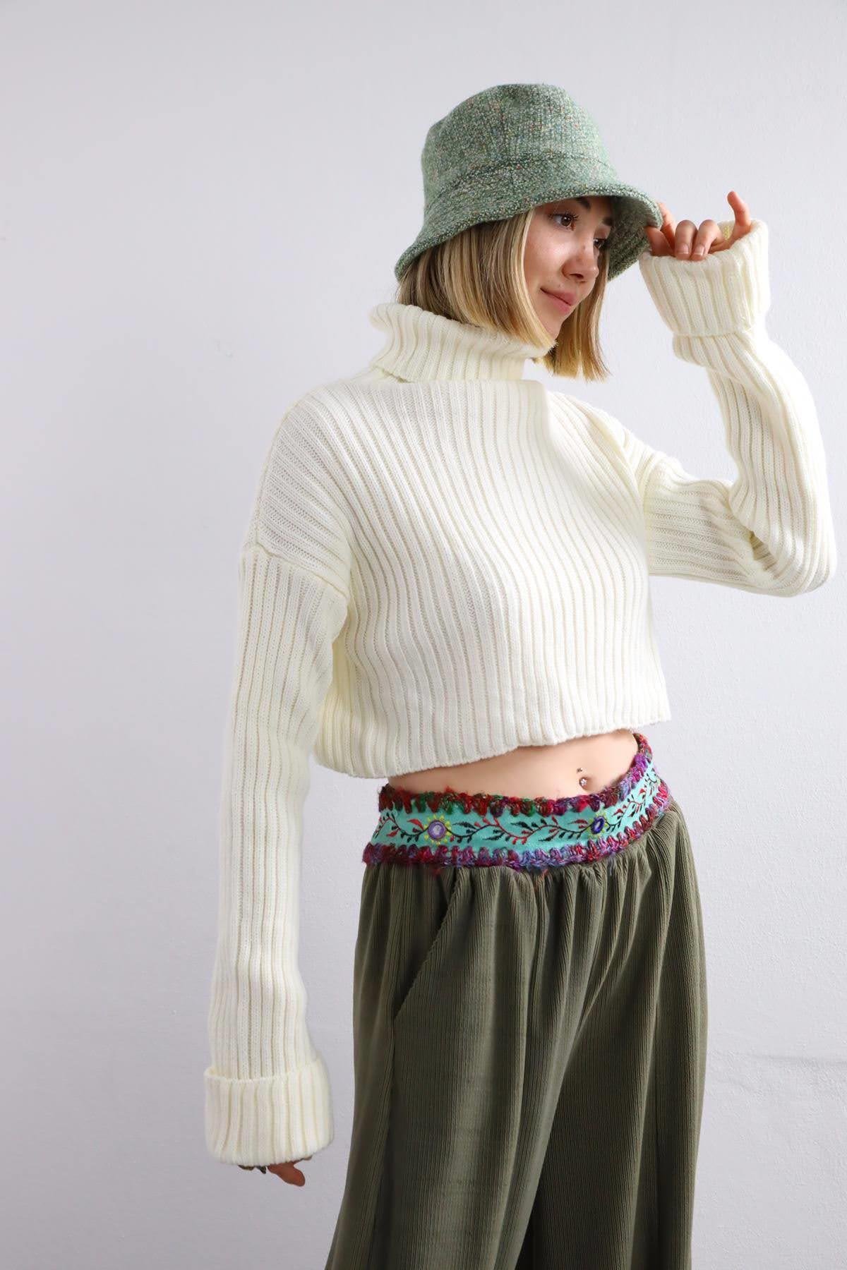 Beyaz Boğazlı Crop Kazak - Şaman Butik Beyaz Boğazlı Crop Kazak