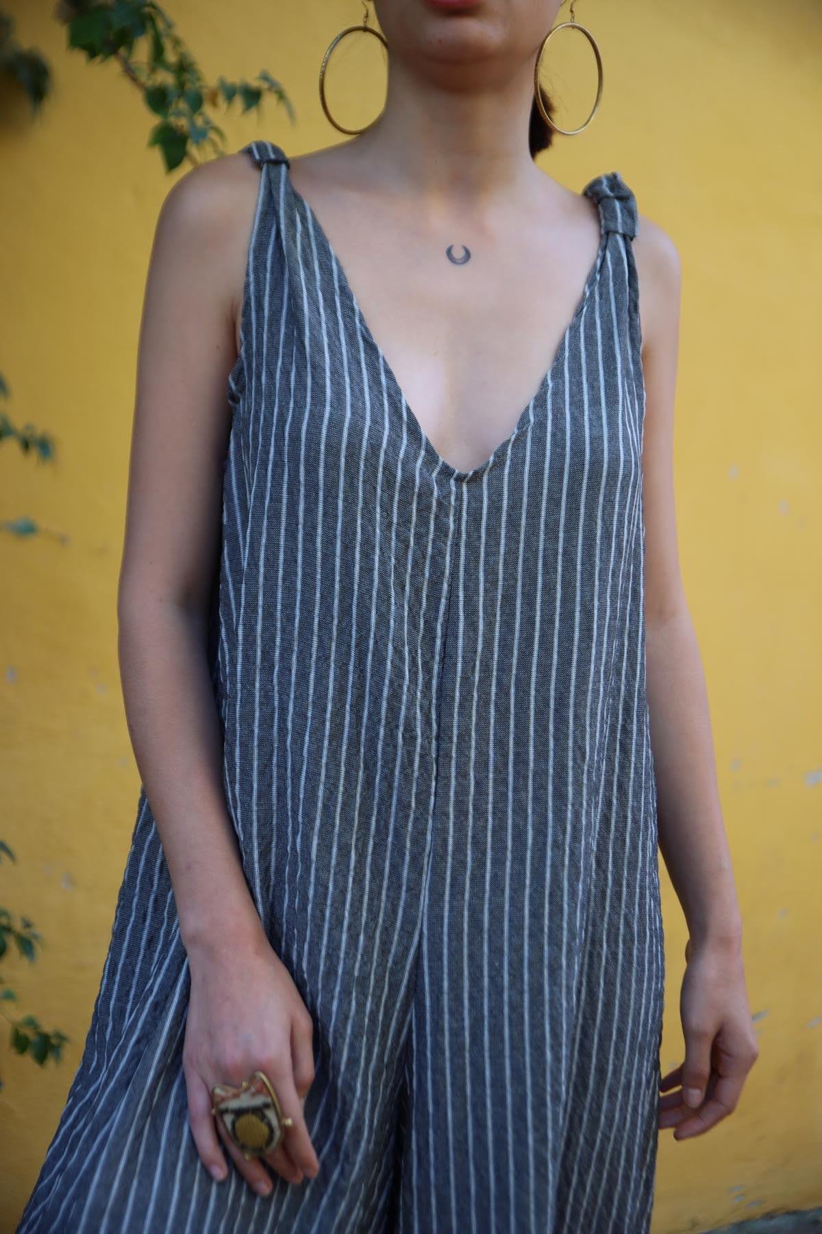 Antrasit Çizgili Omzu Büzgülü Gofre Tulum - Şaman Butik Antrasit Çizgili Omzu Büzgülü Gofre Tulum