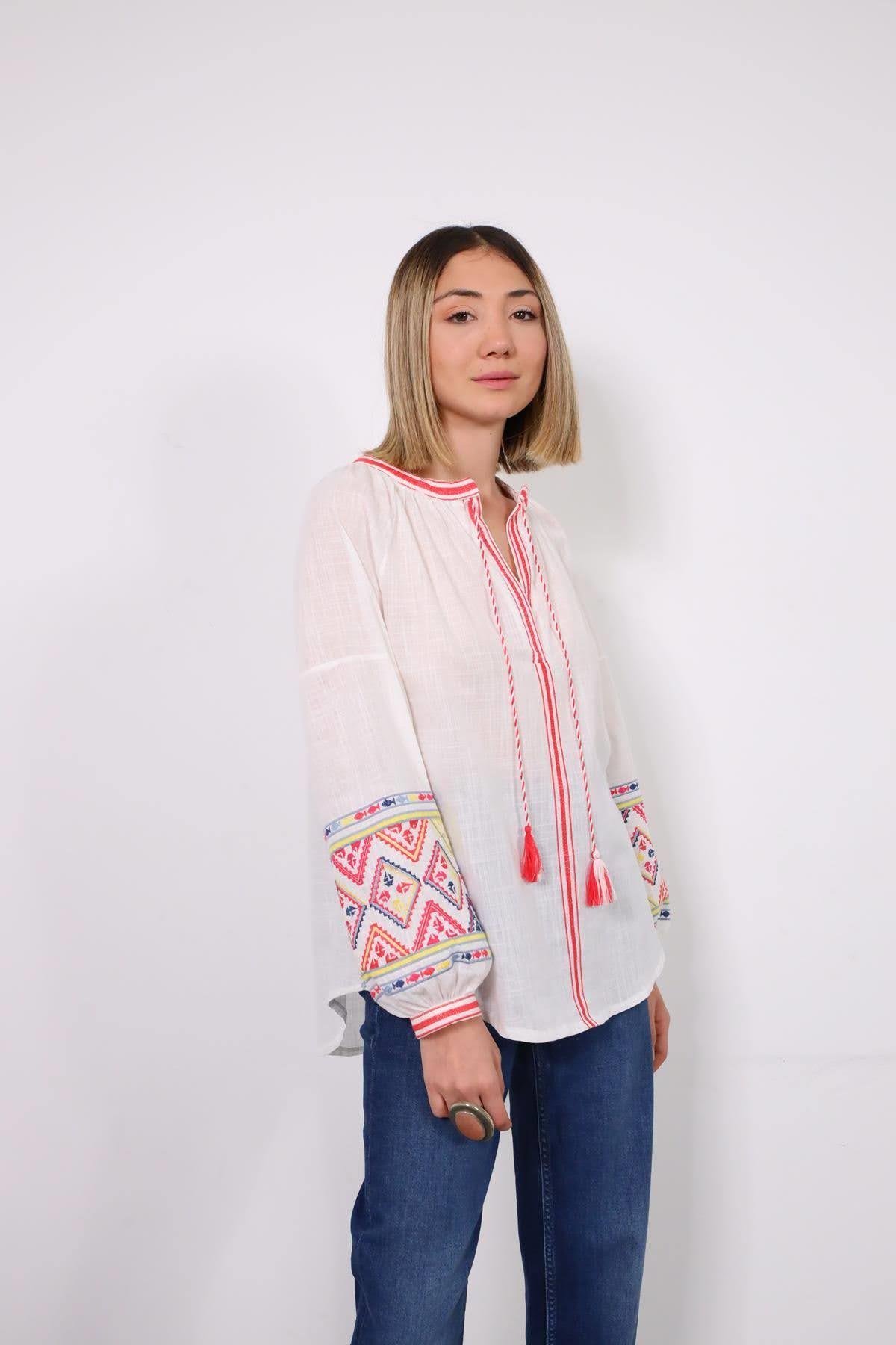 Beyaz Püsküllü Kesik V Yaka Kolları İşlemeli Bluz - Şaman Butik Beyaz Püsküllü Kesik V Yaka Kolları İşlemeli Bluz