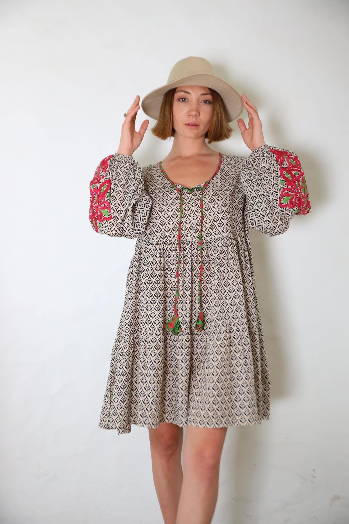 Ekru Desenli Kolları Nakışlı Kısa Elbise - Şaman Butik Ekru Desenli Kolları Nakışlı Kısa Elbise