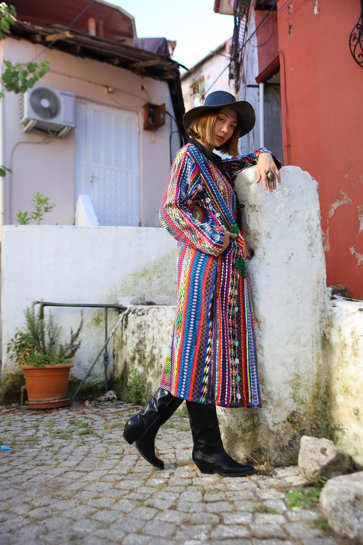 Renkli Pul ve Çiçek İşlemeli Tasarım Dokuma Kaftan - Şaman Butil Renkli Pul ve Çiçek İşlemeli Tasarım Dokuma Kaftan