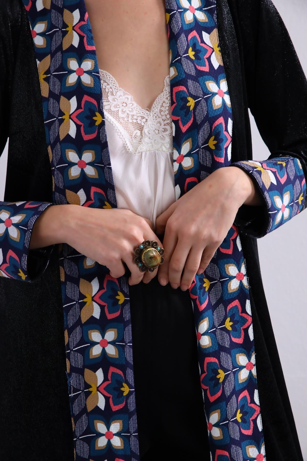  Siyah Kenarları Desenli Kadife Kaftan