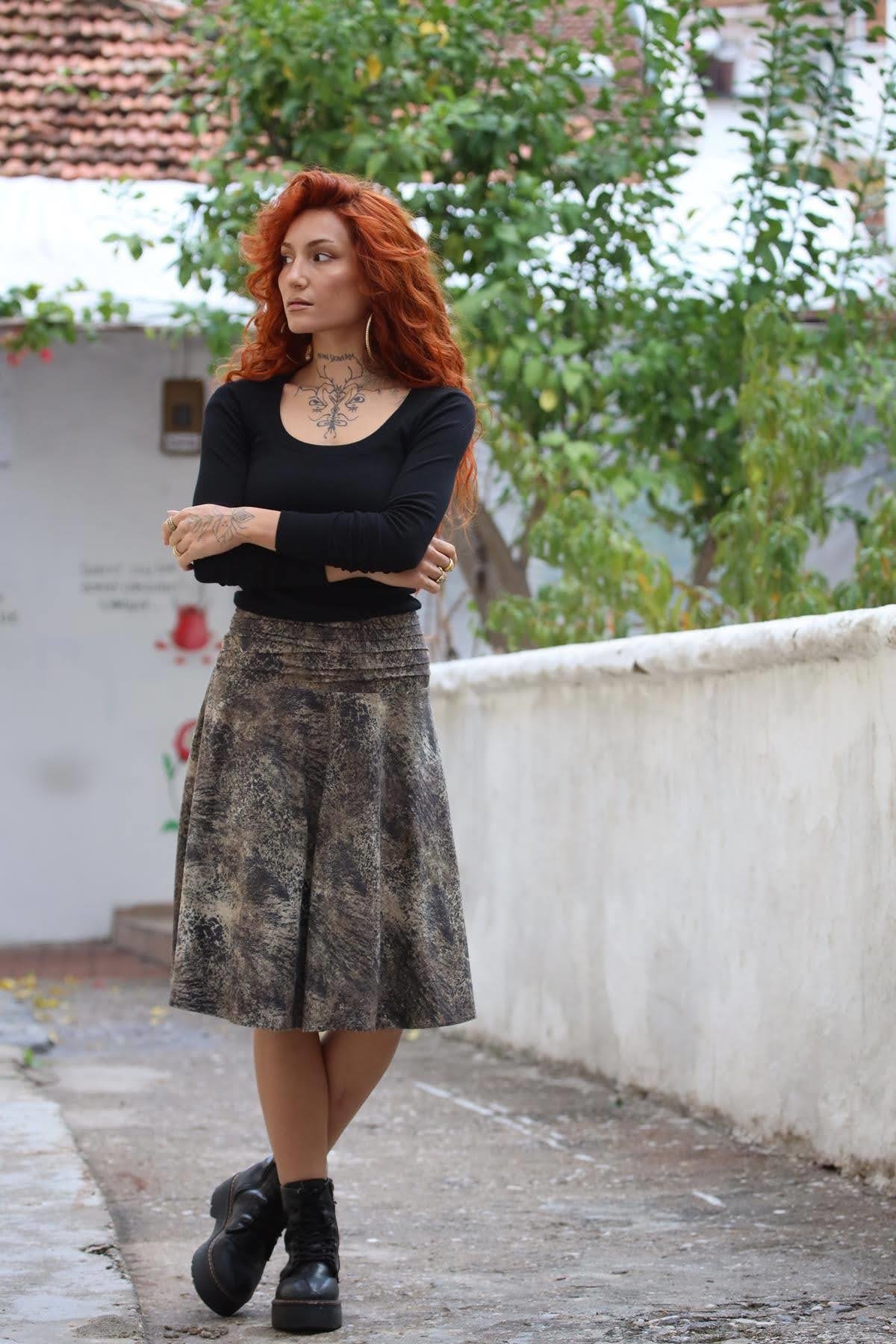 Bej Desenli Beli Drapeli Süet Midi Etek
