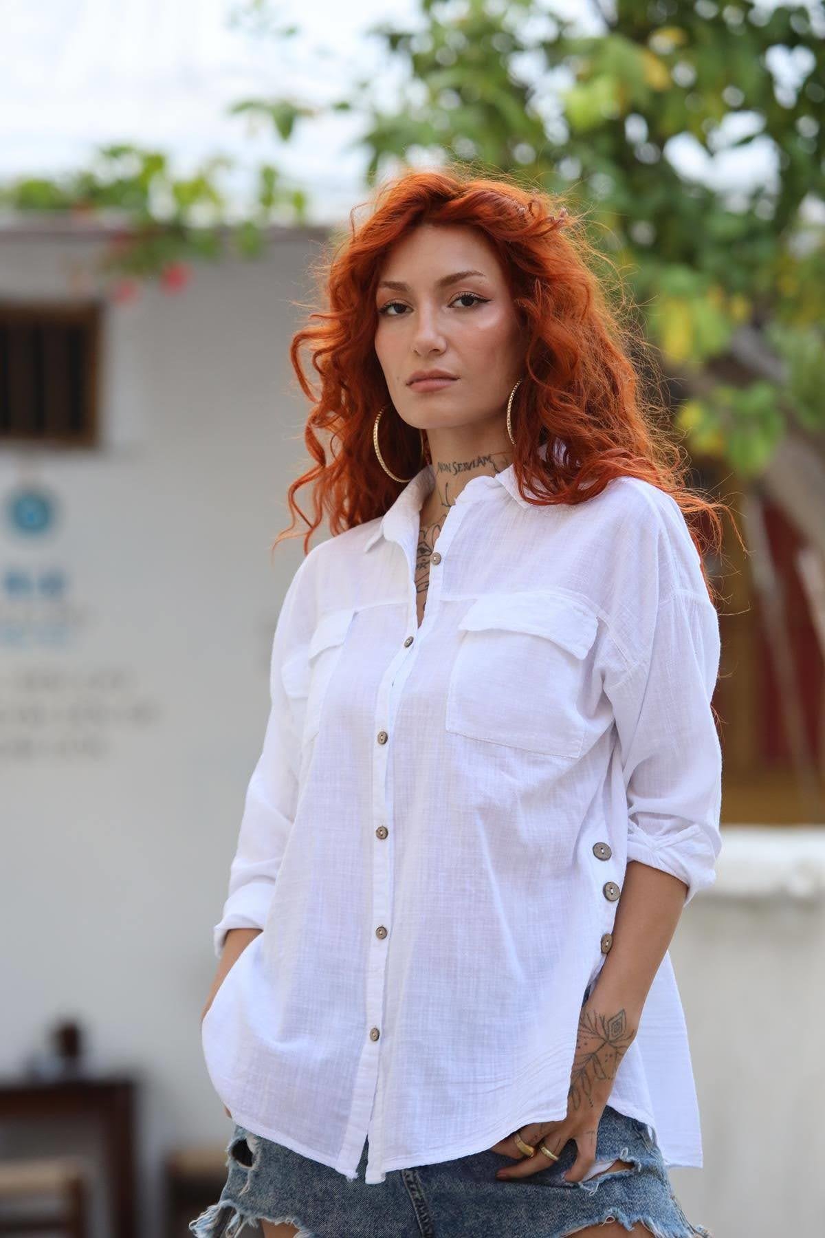 Beyaz Yanları Düğmeli Cepleri Kapaklı Gömlek