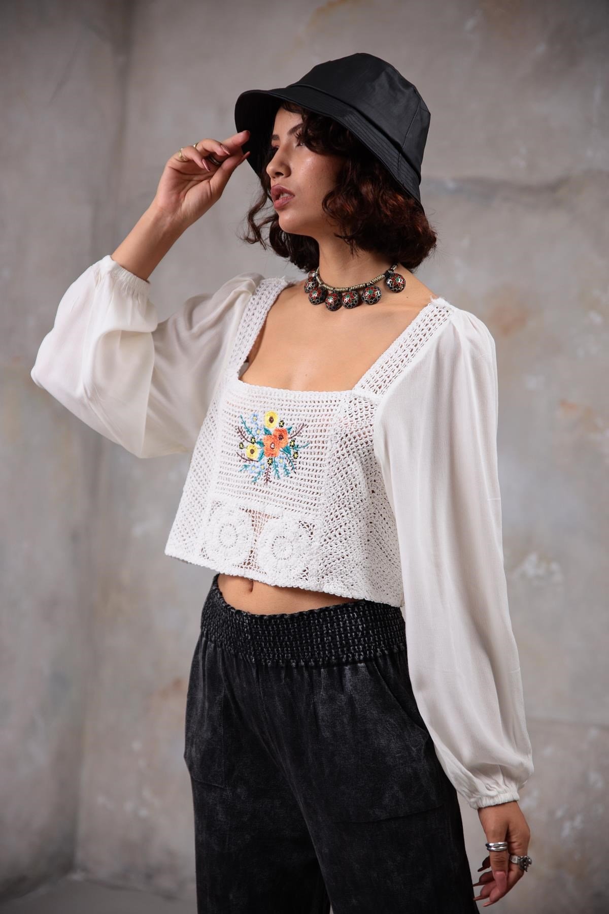 Beyaz Kare Yaka Çiçek İşlemeli Bluz - Şaman Butik Beyaz Kare Yaka Çiçek İşlemeli Bluz