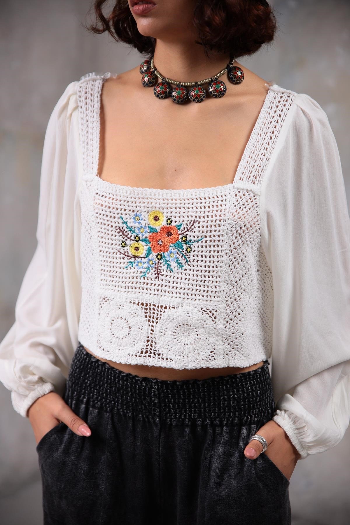 Beyaz Kare Yaka Çiçek İşlemeli Bluz - Şaman Butik Beyaz Kare Yaka Çiçek İşlemeli Bluz