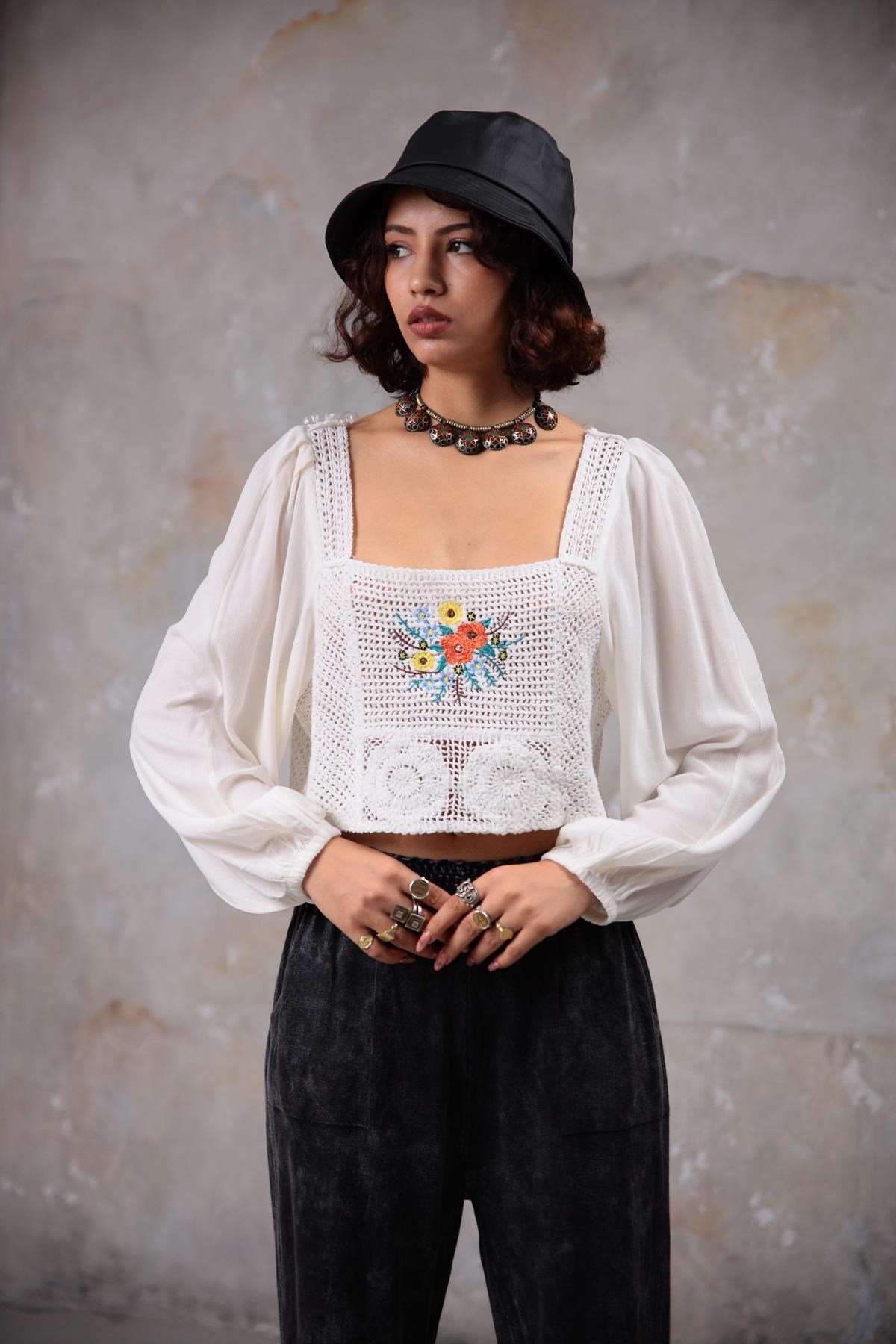 Beyaz Kare Yaka Çiçek İşlemeli Bluz - Şaman Butik Beyaz Kare Yaka Çiçek İşlemeli Bluz
